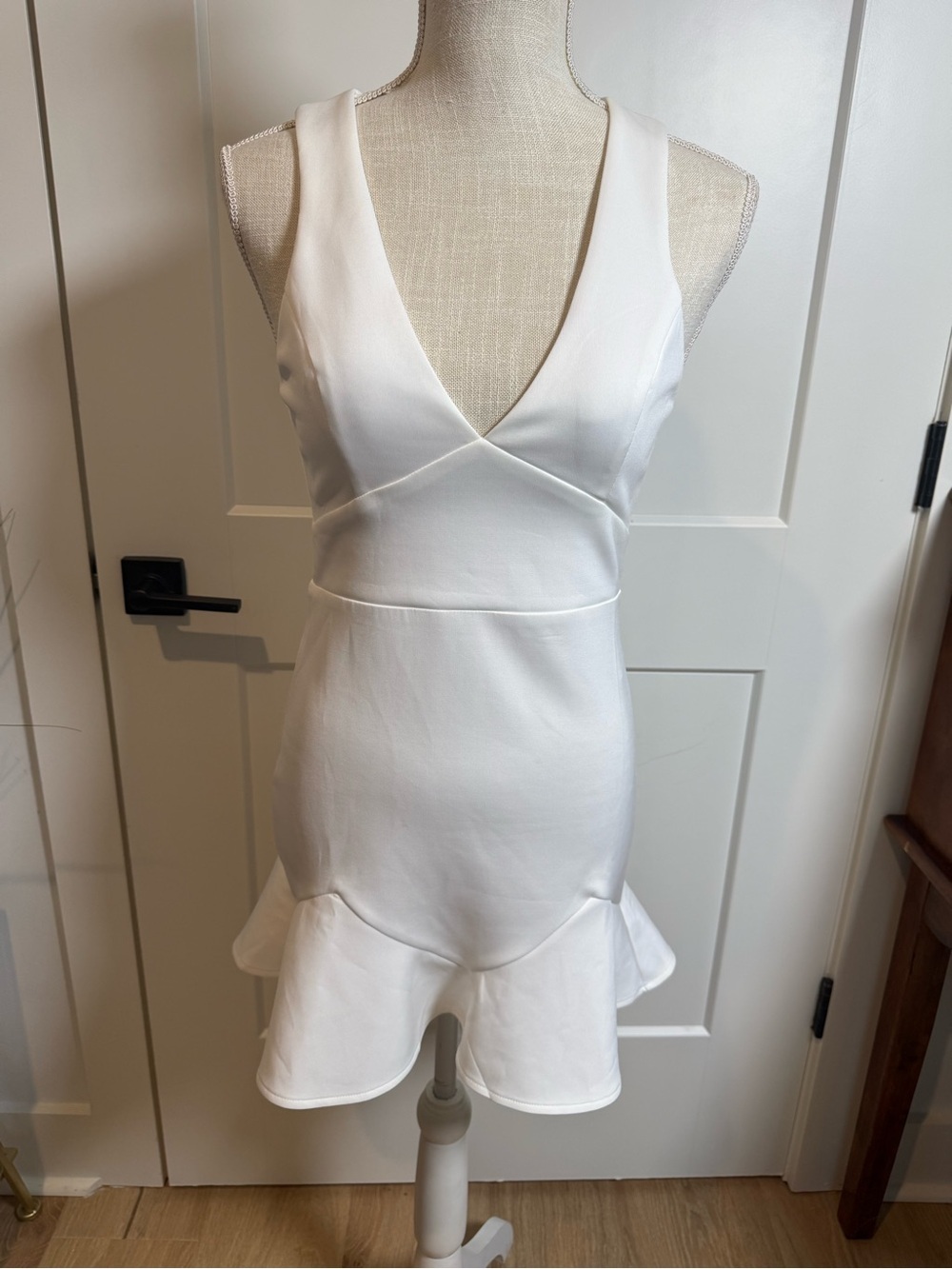 Superdown White Sleeveless Plunge Ruffle Hem Bodycon Mini Dress Size Small